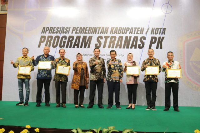 Walikota Palembang Terima Penghargaan Stranas PK Terakreditasi A karena dinilai berhasil mewujudkan pemangkasan birokrasi zero pungutan liar (Pungli)