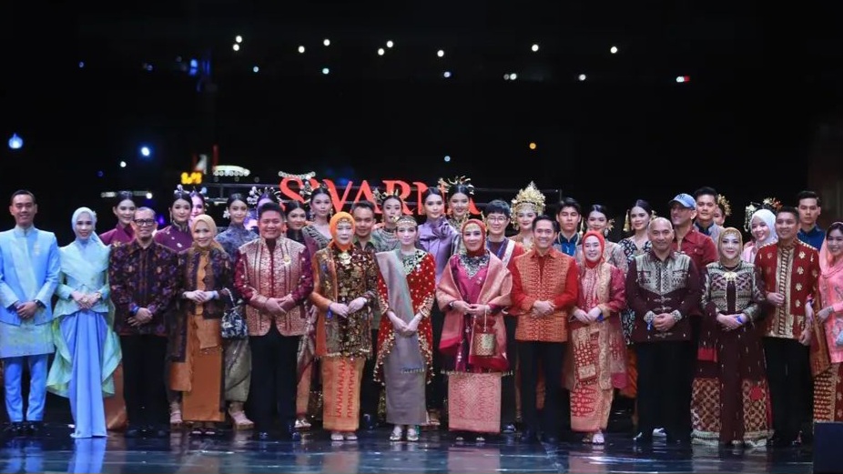 Bupati Musi Rawas Hj Ratna Machmud dan kepala daerah lainnya foto bersama istri Wakil Presiden RI dalam acara Malam Budaya Swarna Songket Nusantara